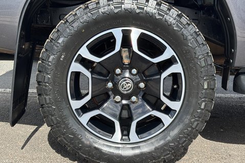 Toyota Hilux Invincible 4WD Auto 2.8 D-4D Double Cab Pickup - Pegasus Canopy 31