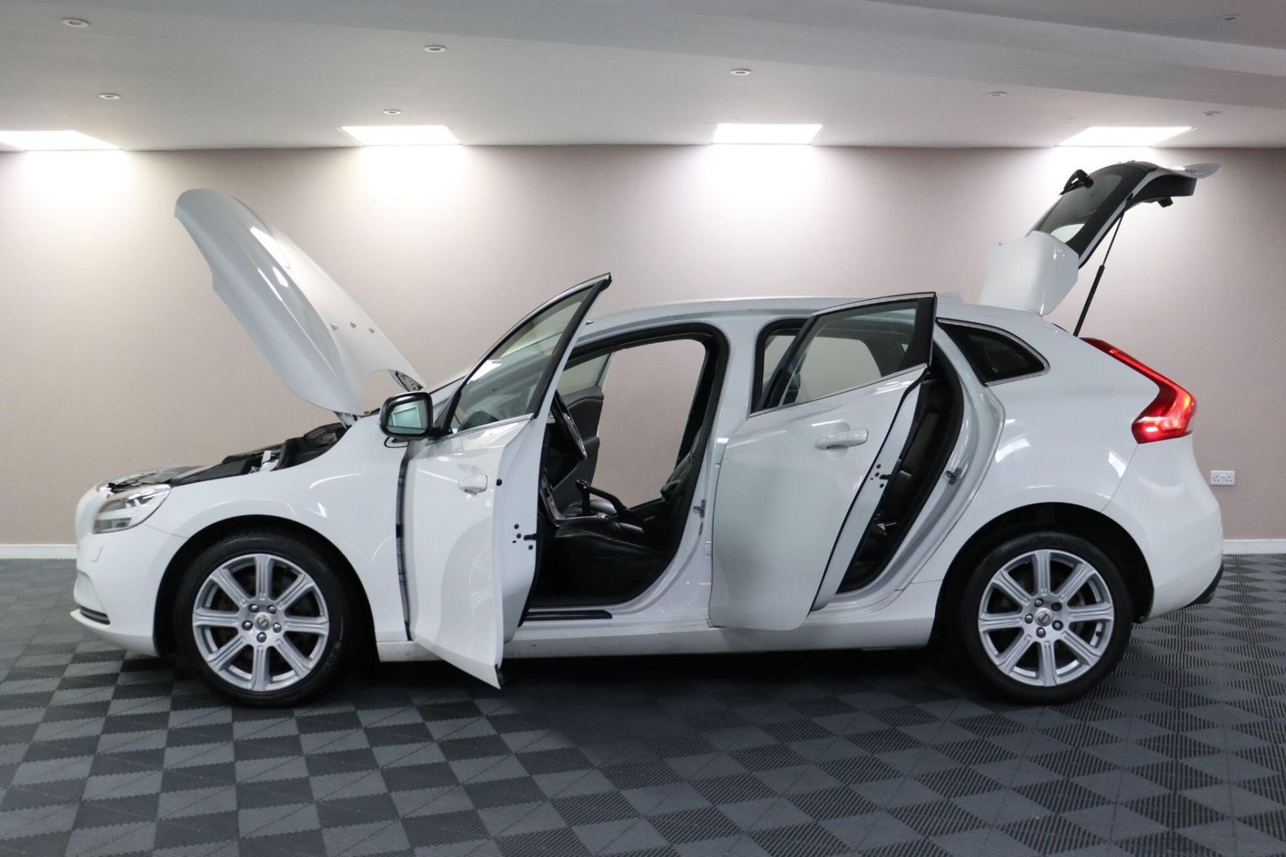 2018 Volvo V40 — image 5
