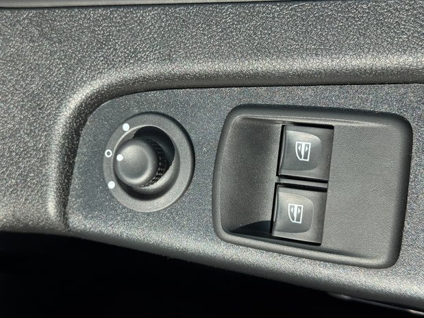 Renault Trafic SWB L1H1 [SOLD CR] Low Roof Black Edition SL28 Air Con Nav Sensors EURO 6 N 24