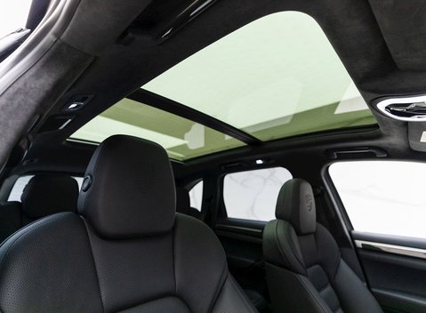 Porsche Cayenne Turbo S 12