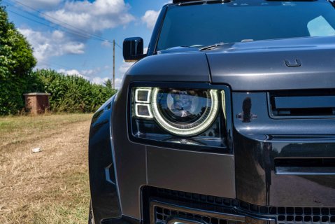 Land Rover Defender D300 HSE HardTop 16