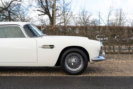 Aston Martin DB4 Series III 14