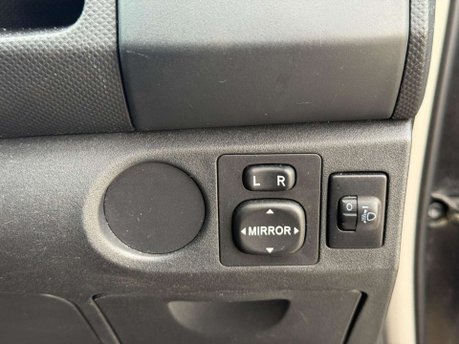 Toyota Yaris 1.3 VVT-i TR Hatchback 5dr Petrol Manual (141 g/km, 85 bhp) 29