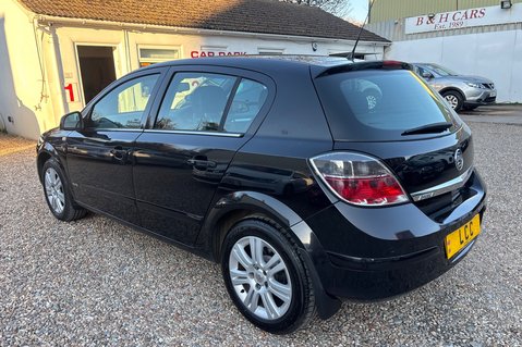Vauxhall Astra ELITE.. AUTOMATIC.. 16 SERVICES.. 13 MAIN DEALER.. LOOK ONLY 30K MILES..  18