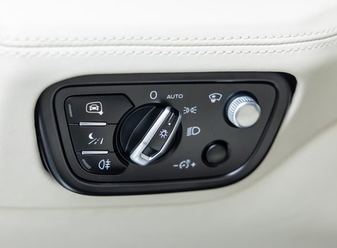 Bentley Bentayga V8 First Edition LHD 27