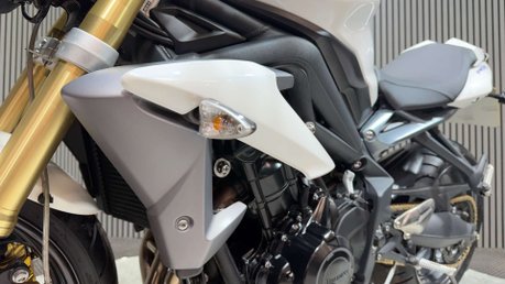 Triumph Street Triple 2013 ONLY 13K STUNNING EXAMPLE NEW MOT WARRANTY 12