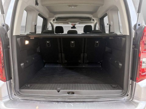 Vauxhall Combo Life 50kWh Design MPV 5dr Electric Auto (7.4kW Charger) (136 ps) Sat Nav 21