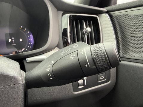 Volvo XC60 2.0 B5 MHEV R-Design SUV 5dr Petrol Hybrid Auto AWD Euro 6 (s/s) (250 ps) 38
