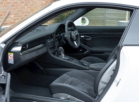 Porsche 911 Carrera GTS (991.2) 15