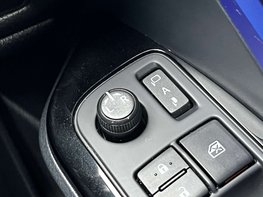 Toyota C-HR 1.8 C-HR-Dynamic HEV CVT 5dr 63