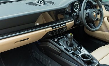 Porsche 911 GT3 TOURING (992) 19