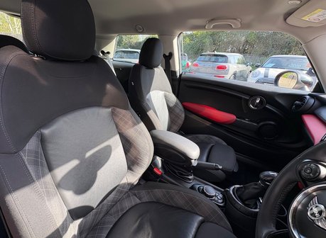 Mini Hatch Cooper 1.5 Automatic Chili / Media XL 3 door - SAT NAV - CONNECTED 4