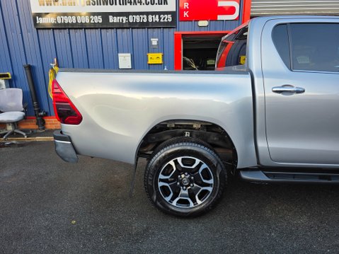 Toyota Hilux INVINCIBLE 4WD D-4D DCB 9