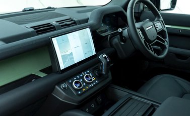 Land Rover Defender 110 75th Anniversary P400e 15