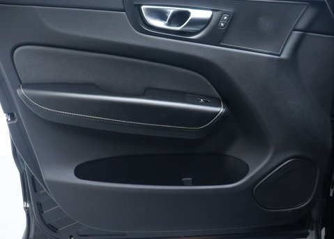 Volvo XC60 2.0 B5 MHEV R-Design SUV 5dr Petrol Hybrid Auto Euro 6 (s/s) (250 ps) 47
