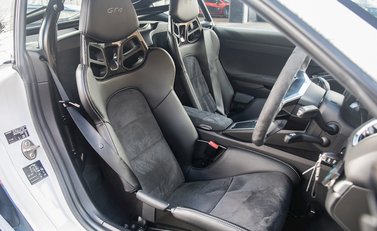 Porsche Cayman GT4 12