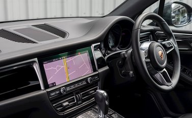 Porsche Macan S 18