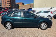 Ford Focus LX 16V.. CREAM UPHOLSTERY.. IDEAL FAMILY CAR.. NEW MOT 11