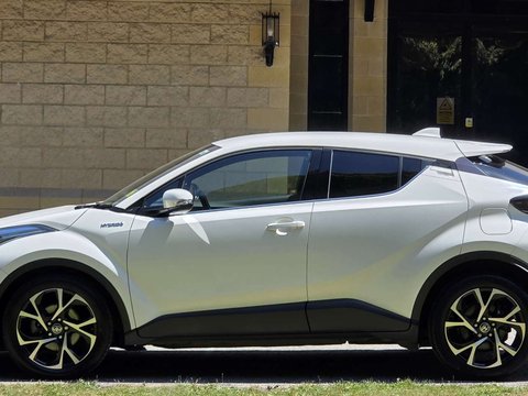Toyota C-HR 1.8 C-HR Design HEV CVT 5dr 4