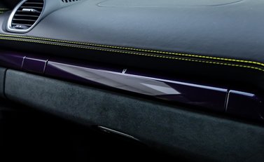 Porsche Cayman GT4 (718) 17