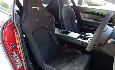 Aston Martin Vantage GT8 13