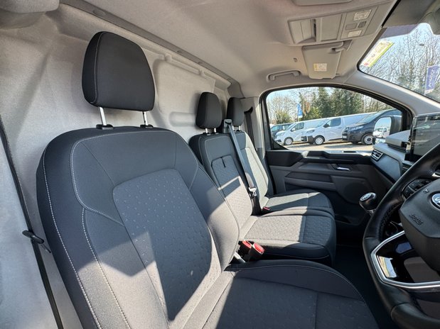 Ford Transit Custom SWB L1H1 Limited 300 Air Con Alloys Camera Sensors EURO 6 NO VAT 14