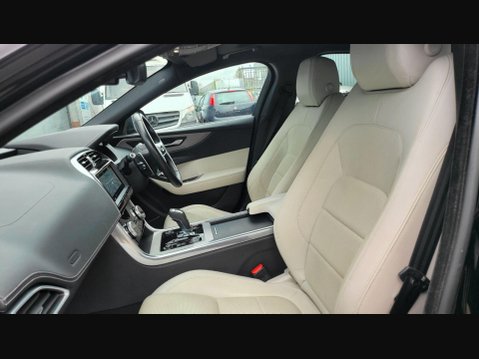 Jaguar XE R-DYNAMIC S 28