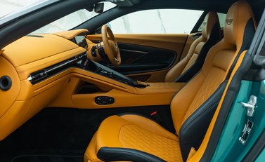 Aston Martin DB12 V8 16