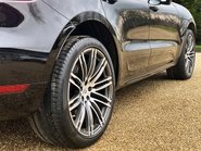 Porsche Macan TURBO PDK 27