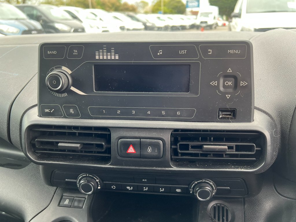 2020 Vauxhall ComboLWB L2H1 Low Roof Sportive 2300 Air Con Sensors Tow Bar Euro 6 NO VAT — thumbnail 38 of 51