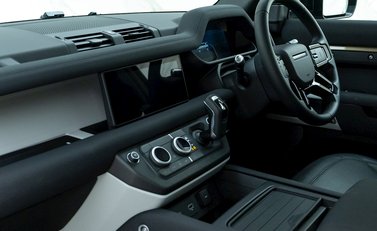 Land Rover Defender 110 D250 First Edition 17