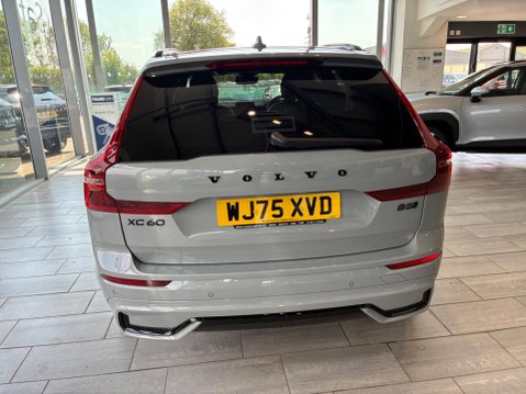Volvo XC60 2.0 B5 MHEV Plus Black Edition Auto AWD Euro 6 (s/s) 5dr 6