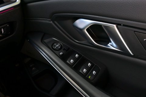 BMW 3 Series 2.0 320i M Sport Auto 5dr 37