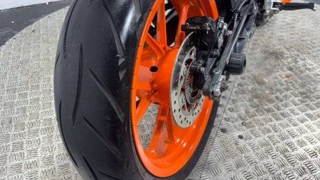 KTM 390 DUKE 2014 FULL HISTORY ONLY 5K VERY CLEAN A2 READY NAKED BIKE 390CC 14