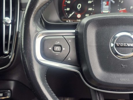 Volvo XC40 2.0 T4 Momentum SUV 5dr Petrol Auto AWD Euro 6 (s/s) (190 ps) 30