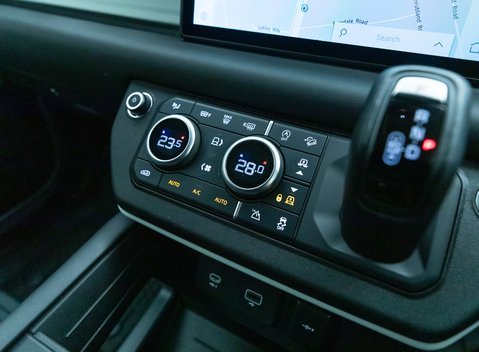 Land Rover Defender 110 D300 HSE Hard Top URBAN 17