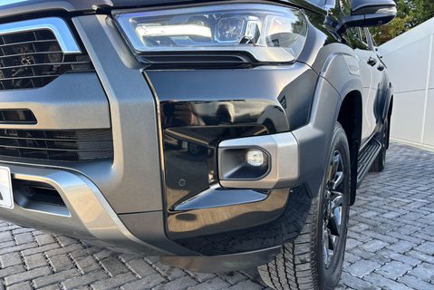 Toyota Hilux Invincible X 4WD 2.8 D-4D Double Cab Pickup - Hardtop Canopy 23