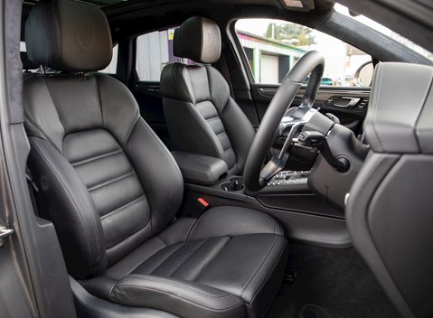 Porsche Macan Turbo 12