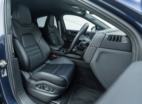 Porsche Cayenne TURBO E-HYBRID Coupe with GT Package 15