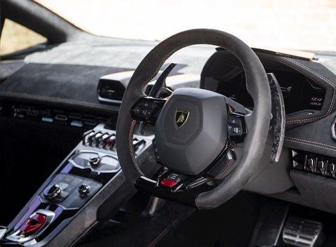 Lamborghini Huracan LP640-4 Performante 11