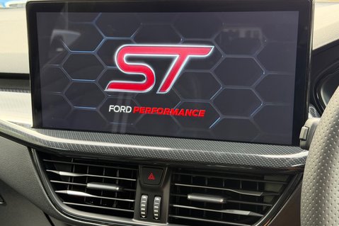 Ford Focus ST -PAN ROOF -PARKING/PERFORMANCE/ASSIST PACKS -HUD -B&O - MEAN GREEN 57