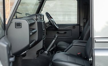 Land Rover Defender 90 XS URBAN TRUCK Carbon Edition 15