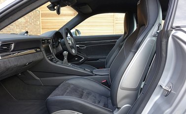 Porsche 911 (991) Carrera GTS 17