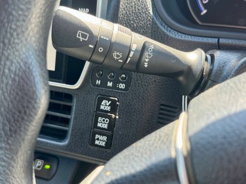 Toyota Noah Hybrid 1.8 16