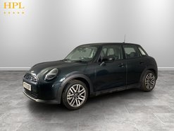 Mini Hatch 1.5C Classic Hatchback 5dr Petrol Steptronic Euro 6 (s/s) (156 ps) Parking