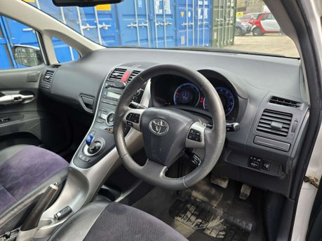 Toyota Auris 1.8 VVT-h T Spirit Hatchback 5dr Petrol Hybrid CVT Euro 5 (s/s) (136 ps) 19