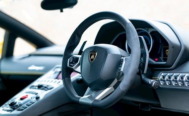 Lamborghini Aventador LP700-4 13