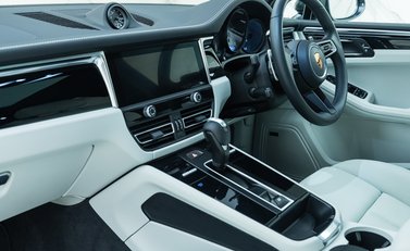 Porsche Macan S 16
