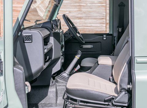 Land Rover Defender 90 Heritage 15