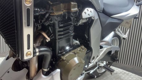 Kawasaki Z ZR750 2007 1 OWNER ONLY 8K NEW MOT WARRANTY 750CC 19